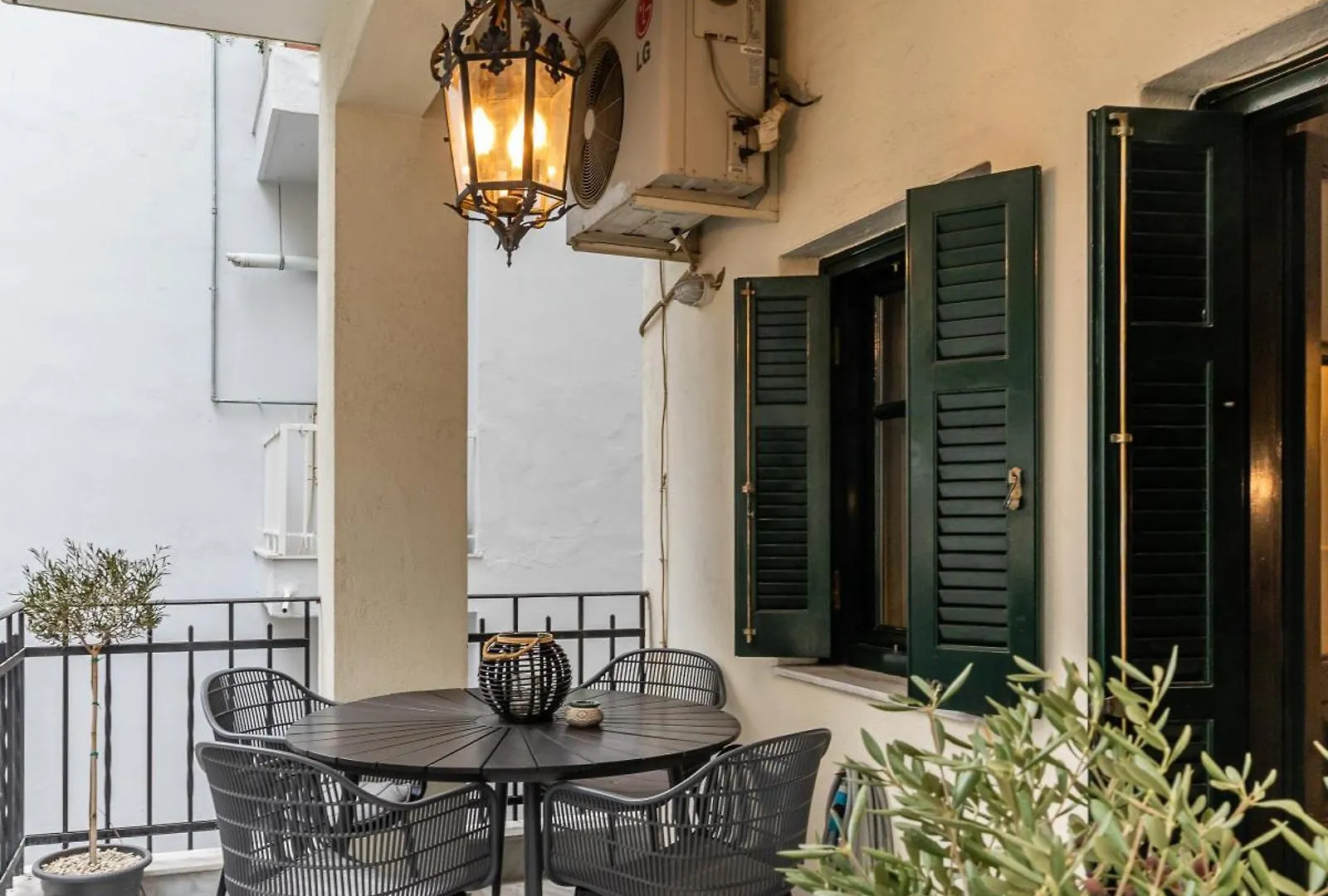Coco By Halu! : Neoclassical Apt With Balcony テッサロニキ